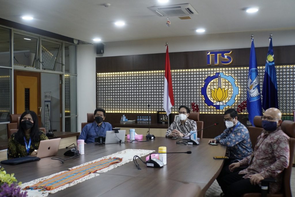 Rektor ITS Prof. Dr. Ir. Mochamad Ashari M.Eng., mengumumkan penghargaan kontribusi ITS dalam menanggulangi Covid-19 dari Gedung Rektorat ITS