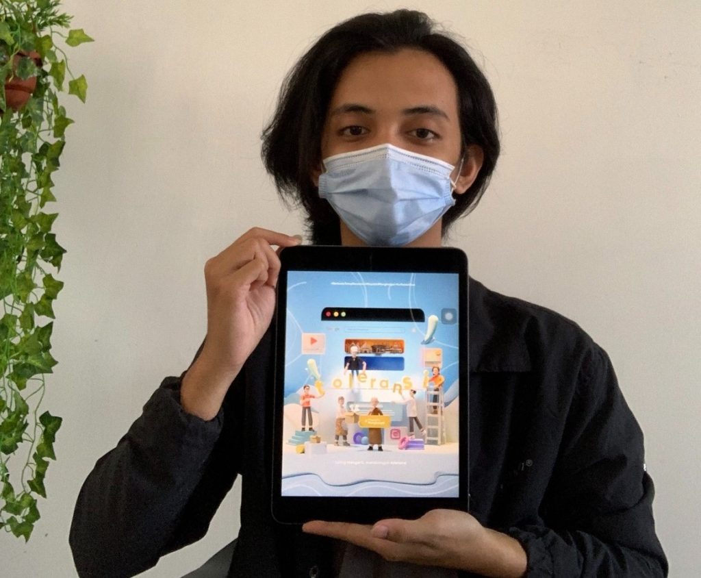 Ramadhani Rijal Isnanda, mahasiswa Desain Interior ITS memperlihatkan poster 3D karyanya untuk mengajak masyarakat menjunjung tolerasi beragama