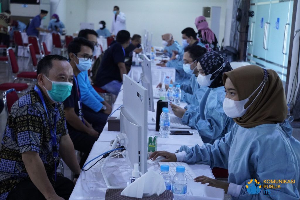 Peserta vaksinasi Covid-19 di ITS saat melakukan pemeriksaan kesehatan lebih dulu