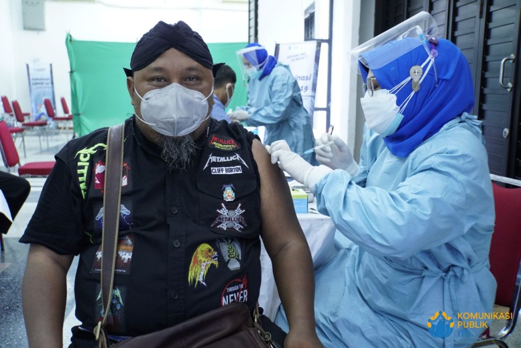 Dr. Kriyo Sambodho, salah satu dosen peserta vaksinasi Covid-19 saat disuntik vaksin