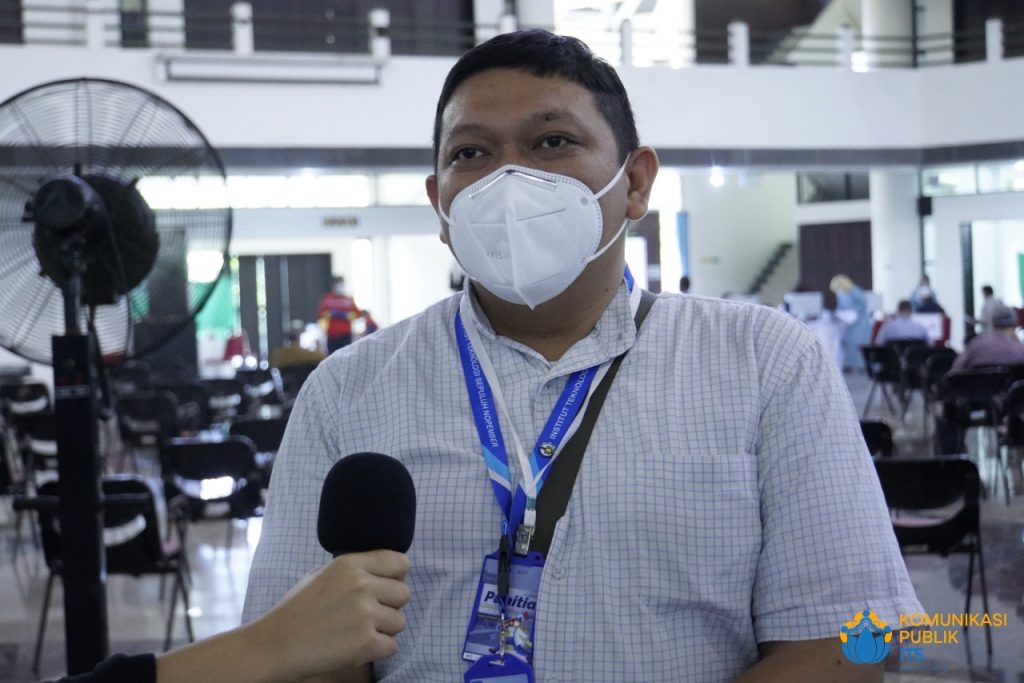 Koordinator Tim ITS Siap Vaksin Herdayanto Sulistyo Putro S.Si., M.Si., saat menjelaskan teknis kegiatan vaksinasi Covid-19 di ITS