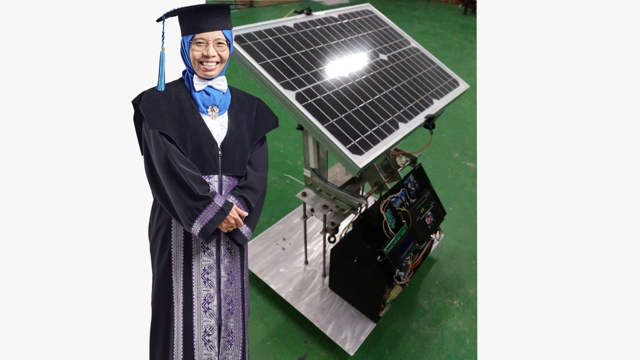 Prof Dr Dra Mardlijah MT, guru besar Matematika ITS, bersama prototipe solar tracker T2FSMC karyanya