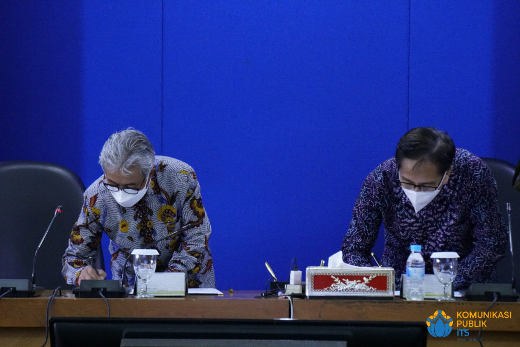 Kepala SKK Migas Dr Ir Dwi Soetjipto (kiri) dan Rektor ITS Prof Dr Ir Mochamad Ashari saat menandatangani MoU di Rektorat ITS