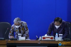 Kepala SKK Migas Dr Ir Dwi Soetjipto (kiri) dan Rektor ITS Prof Dr Ir Mochamad Ashari saat menandatangani MoU di Rektorat ITS