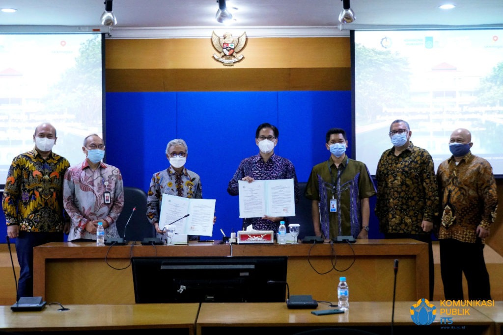 Foto bersama jajaran pimpinan ITS dengan SKK Migas usai penandatanganan MoU di Gedung Rektorat ITS
