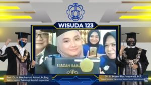 Potret salah satu wisudawan ITS Wening Vio Rizqi Ramadhani bersama keluarga dalam wisuda secara daring