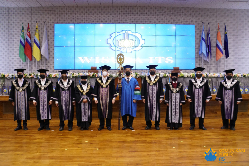 Prosesi Wisuda ke-123 ITS yang dilakukan secara luring dari Auditorium Gedung Pusat Riset ITS