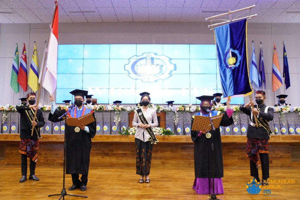 Pengucapan janji wisudawan yang dipimpin oleh wisudawan Muhammad Kadarisman dan Nada Nibrassalbila Rosadi serta didampingi oleh finalis Duta Kampus ITS Angelica Monica Puspitasari (tengah)