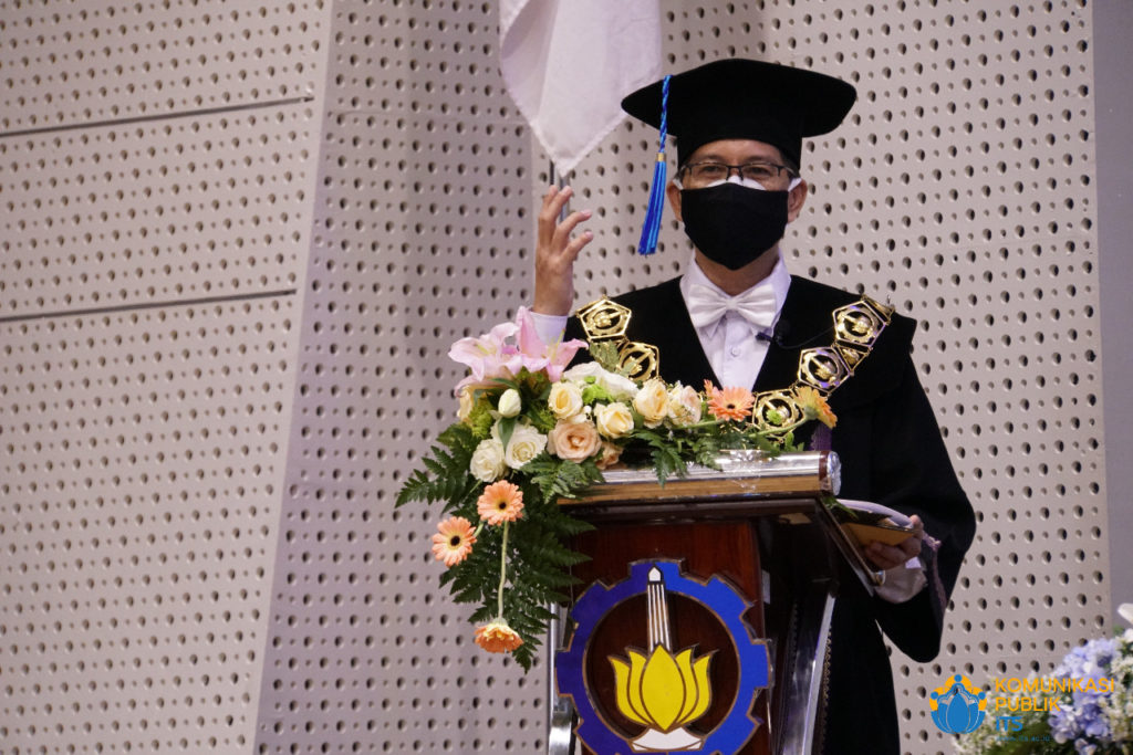 Rektor ITS Prof Dr Ir Mochamad Ashari MEng saat memberikan sambutannya pada prosesi Wisuda ke-123