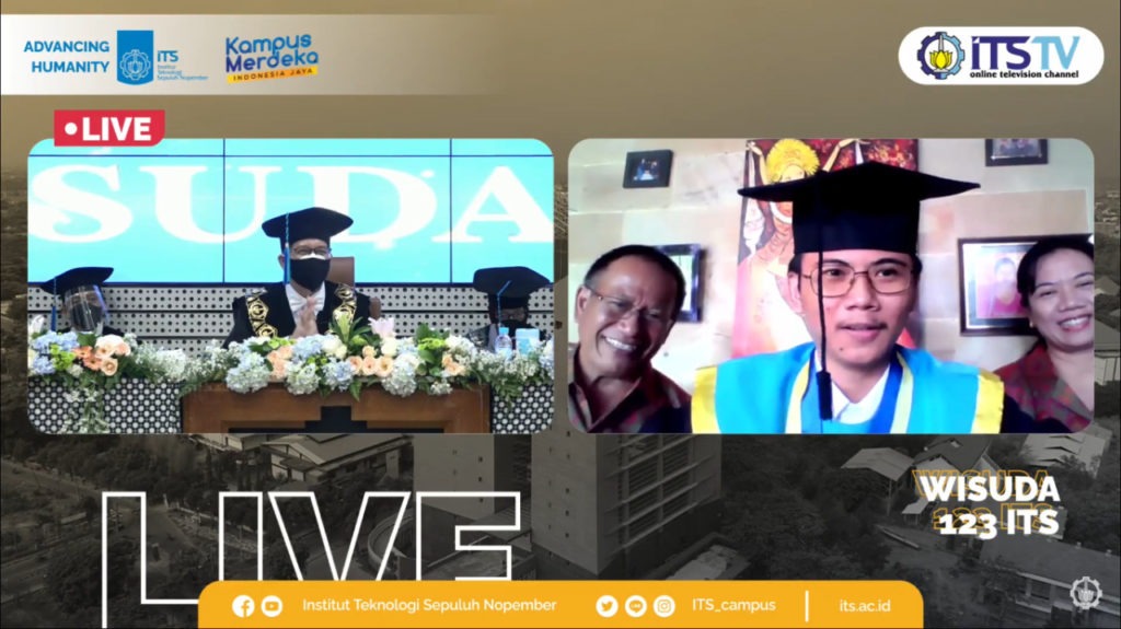 Komang Yogananda Mahaputra Wisna (bertoga di frame kanan) sebagai wisudawan terbaik program sarjana pada Wisuda ke-123 ITS