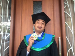Kado Spesial Wisuda 123 untuk Nugi yang Berulang Tahun