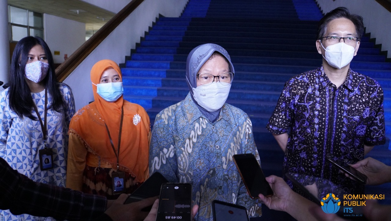 Menteri Sosial RI Dr Ir Tri Rismaharini MT (dua dari kanan) didampingi Rektor dan jajaran piminan ITS saat wawancara dengan awak media