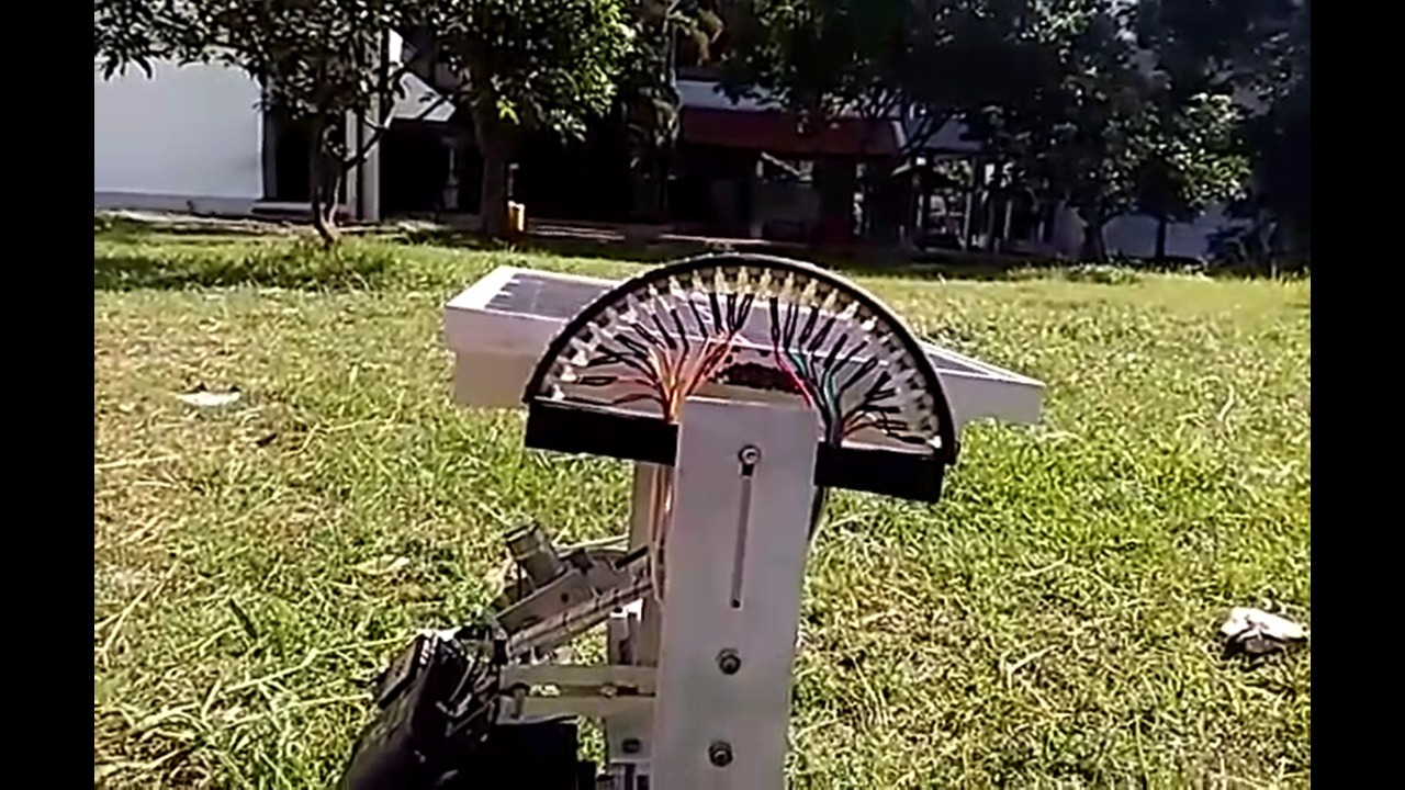 Potret prototipe solar tracker gagasan guru besar ITS Prof Dr Dra Mardlijah MT saat diuji coba di lapangan