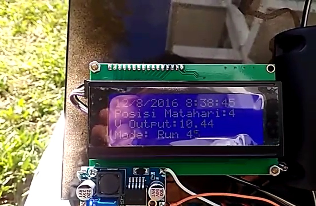 Potret kinerja solar tracker gagasan gubes ITS Prof Dr Dra Mardlijah MT memperlihatkan voltage output hasil tangkapan sinar matahari pada posisi tertentu