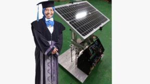 Prof Dr Dra Mardlijah MT, guru besar Matematika ITS, bersama prototipe solar tracker T2FSMC karyanya