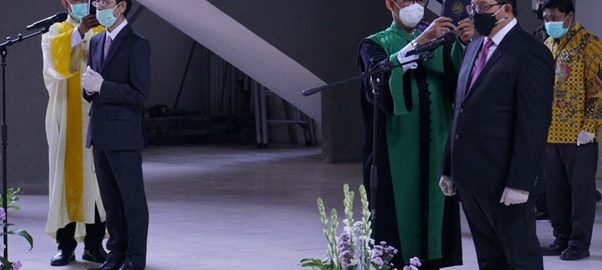 Pengucapan sumpah oleh Dekan dan Wakil Dekan Sekolah Interdisiplin Manjemen dan Teknologi ITS