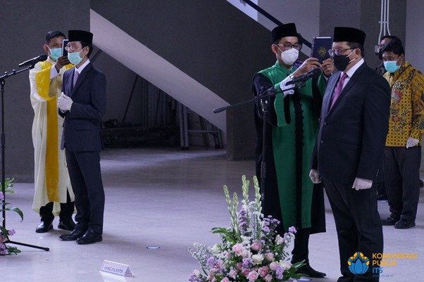 Pengucapan sumpah oleh Dekan dan Wakil Dekan Sekolah Interdisiplin Manjemen dan Teknologi ITS