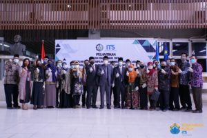 Foto bersama para pejabat baru dan jajaran pimpinan ITS usai prosesi pelantikan