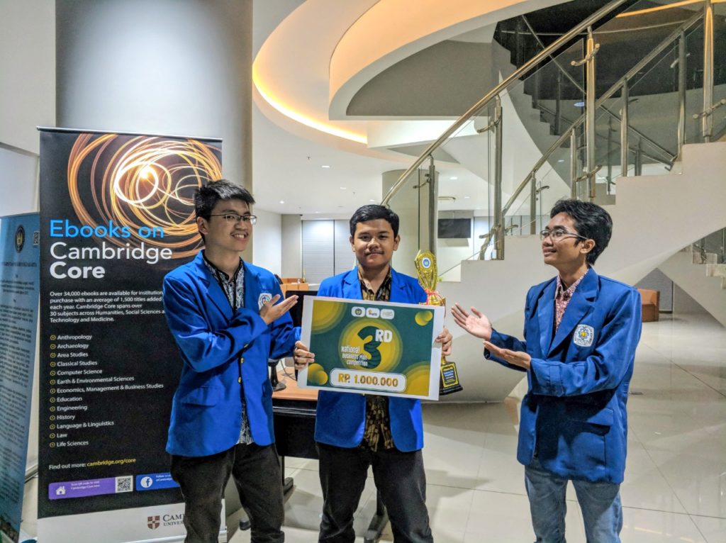 Brilian Putra Amiruddin (tengah) dan tim ketika juara 3 lomba Business Plan tingkat nasional di Universitas Negeri Yogyakarta tahun 2019