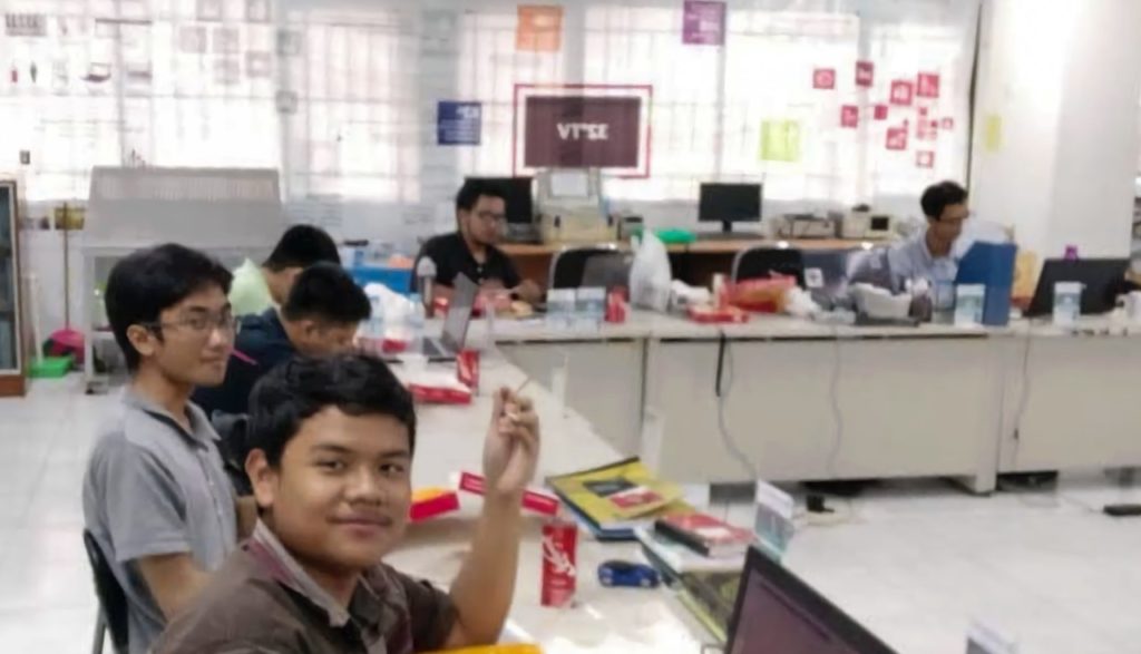 Brilian Putra Amiruddin dan teman-teman ketika menjadi Asisten Laboratorium Pengaturan dan Otomasi Industri, Departemen Teknik Elektro ITS