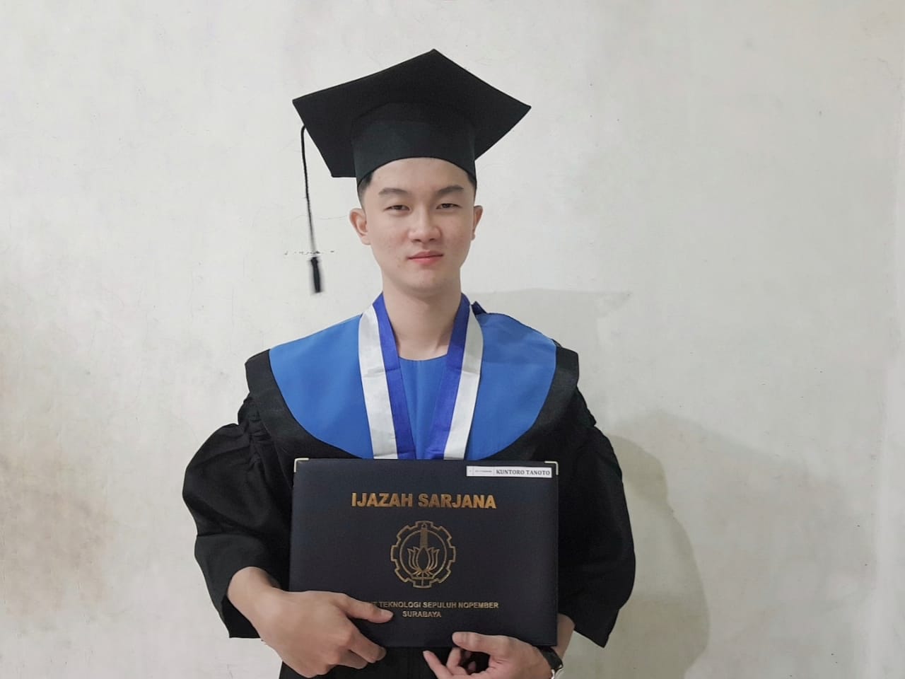 Kuntoro Tanoto, wisudawan ITS pada Wisuda ke-123 yang memiliki segudang prestasi terbaik lulus berpredikat Cum Laude dengan IPK 3,70