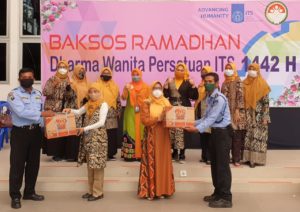 DWP ITS Sambut Ramadhan dengan Bakti Sosial