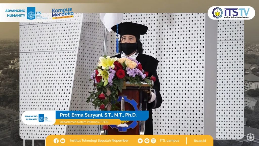 Prof Erma Suryani ST MT PhD ketika menyampaikan orasi ilmiahnya dalam pengukuhan Guru Besar ITS secara daring