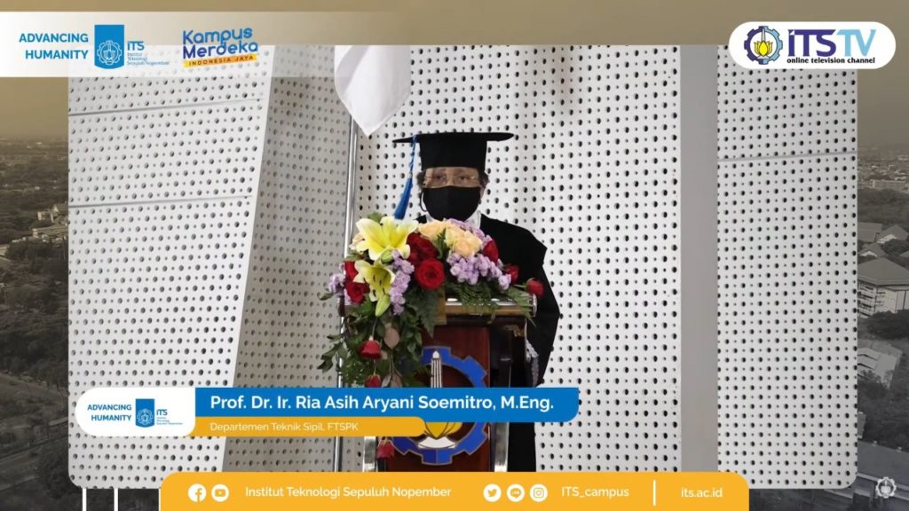 Prof Dr Ir Ria Asih Aryani Soemitro MEng saat menyampaikan orasi ilmiah dalam pengukuhannya sebagai Guiru Besar ITS