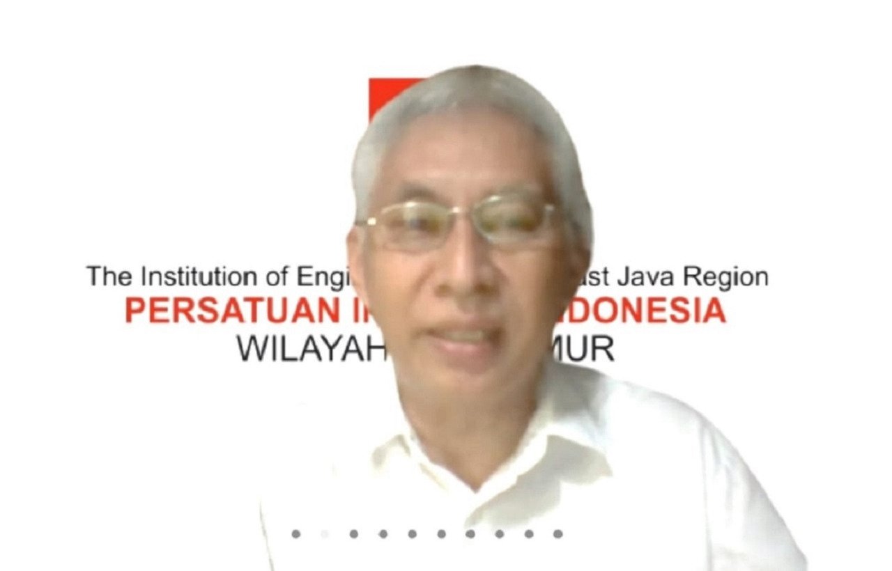 Prof Dr Ir H Mohammad Bisri MS IPU, Ketua PII wilayah Jawa Timur saat memberikan sambutan dalam acara pelantikan lulusan PSPPI ITS 2020-2021