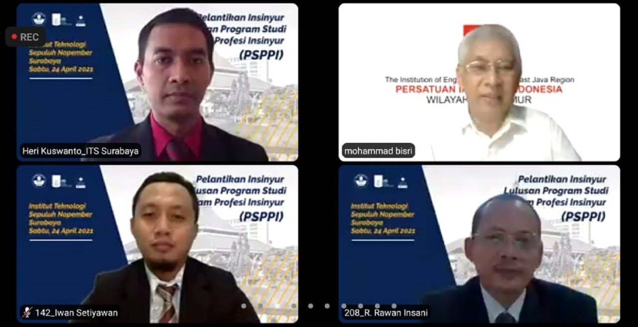 Penyerahan lulusan PSPPI ITS oleh Direktur Pascasarjana dan Pengembangan Akademik ITS Prof Dr rer pol Heri Kuswanto MSi kepada PII wilayah Jawa Timur