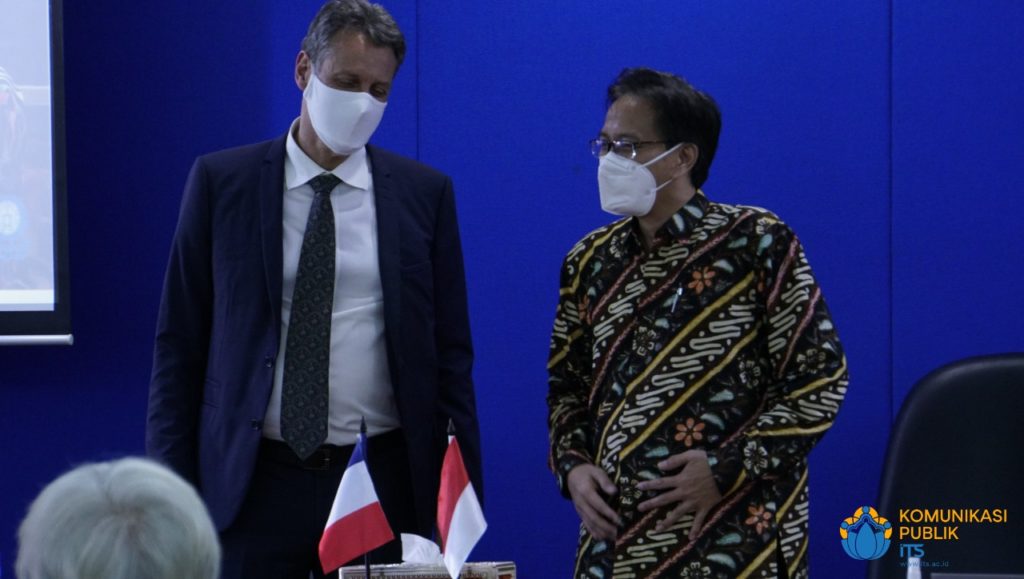 Konselor Kerja Sama Pendidikan dan Kebudayaan Prancis Stephane Dovert (kiri) saat berbincang dengan Rektor ITS Prof Dr Ir Mochamad Ashari MEng (kanan)