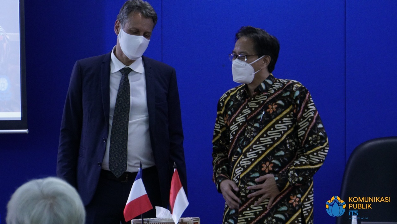 Konselor Kerja Sama Pendidikan dan Kebudayaan Prancis Stephane Dovert (kiri) saat berbincang dengan Rektor ITS Prof Dr Ir Mochamad Ashari MEng (kanan)