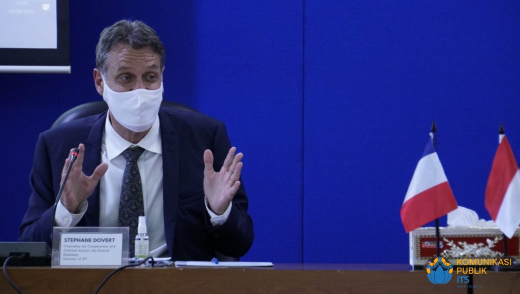 Konselor Kerja Sama Pendidikan dan Kebudayaan Prancis Stephane Dovert saat memberikan sambutan dalam kunjungan ke ITS