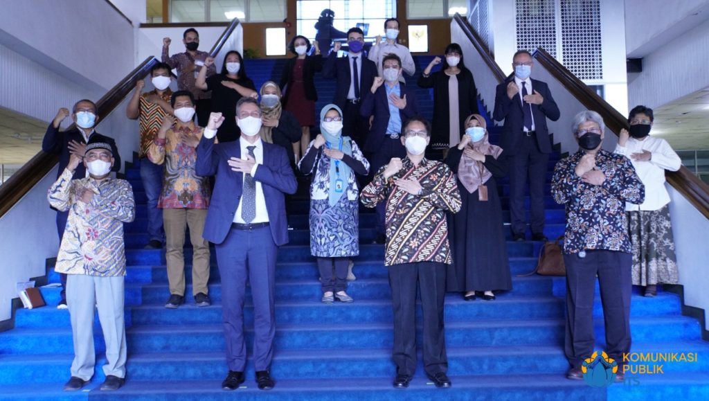 Foto bersama jajaran pimpinan ITS dengan delegasi Kedutaan Besar Perancis usai diskusi