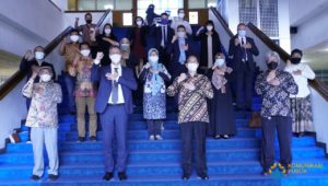 Foto bersama jajaran pimpinan ITS dengan delegasi Kedutaan Besar Perancis usai diskusi