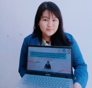 Eunike Rhiza Febriana Setyadi, mahasiswa Departemen Teknik KImia ITS, menampilkan hasil esainya yang inovatif