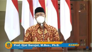Rektor Universitas Terbuka Prof Ojat Darojat MBus PhD saat memberikan sambutannya