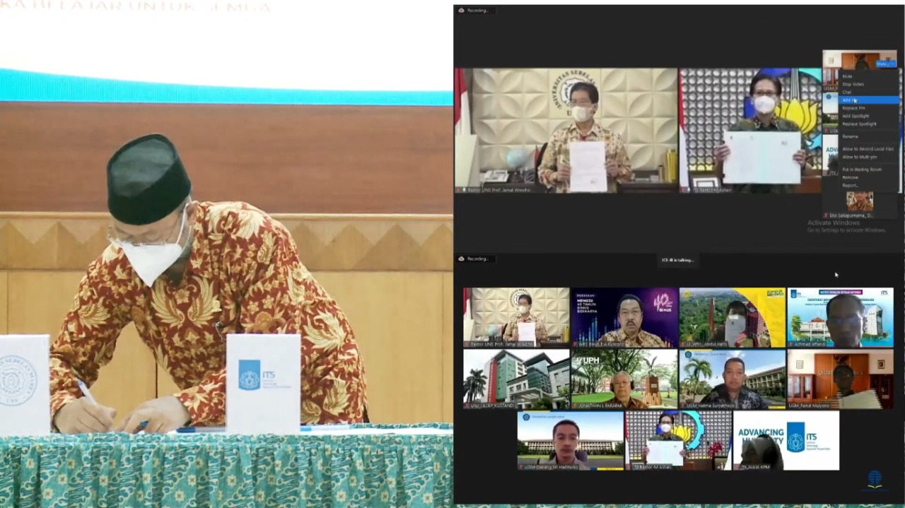 Proses penandatanganan perjanjian kerja sama antara UT dan 12 perguruan tinggi di Indonesia, termasuk ITS yang dihelat secara hybrid