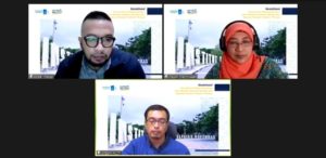 Kepala Subdirektorat Admisi ITS Dr Eng Unggul Wasiwitono ST MEng Sc (bawah) dan Direktur Pendidikan ITS Dr Eng Siti Machmudah ST MEng (kanan) dipandu MC saat menjelaskan SKMP ITS