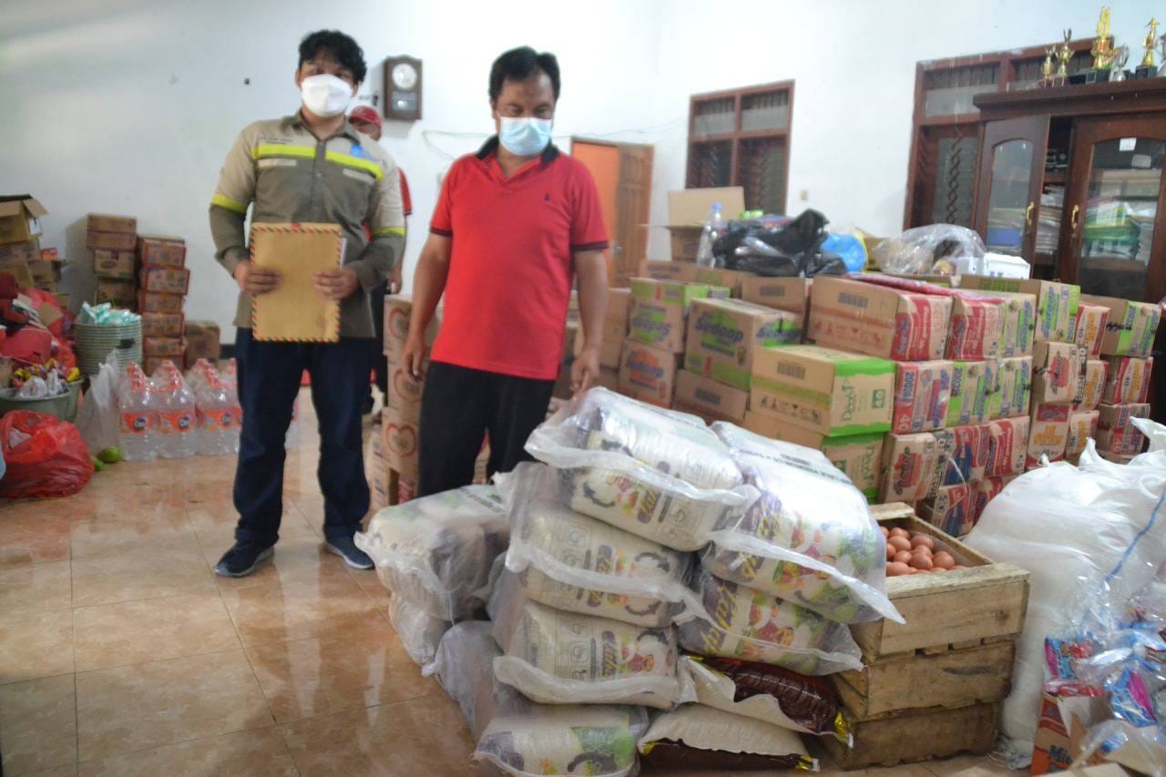 Bantuan sembako yang diberikan oleh ITS bersama dengan ITS Tanggap Bencana kepada warga Desa Wirotaman, Malang