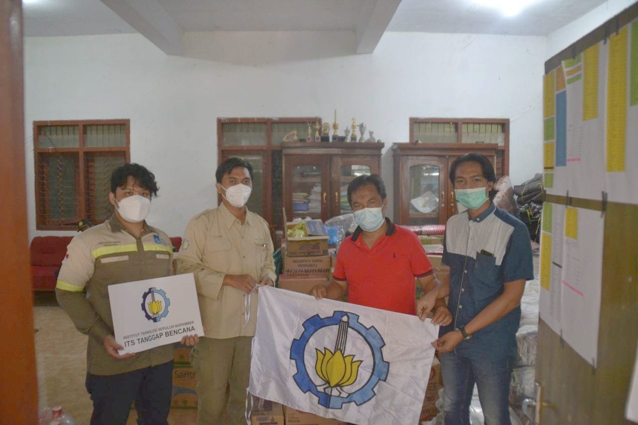 Mawapres ITS 2021 Kategori Sarjana Terapan, Rifqi Nadhif Arrafid (kiri), bersama tim ITS memberikan bantuan berupa sembako kepada pihak Desa Wirotaman, Malang