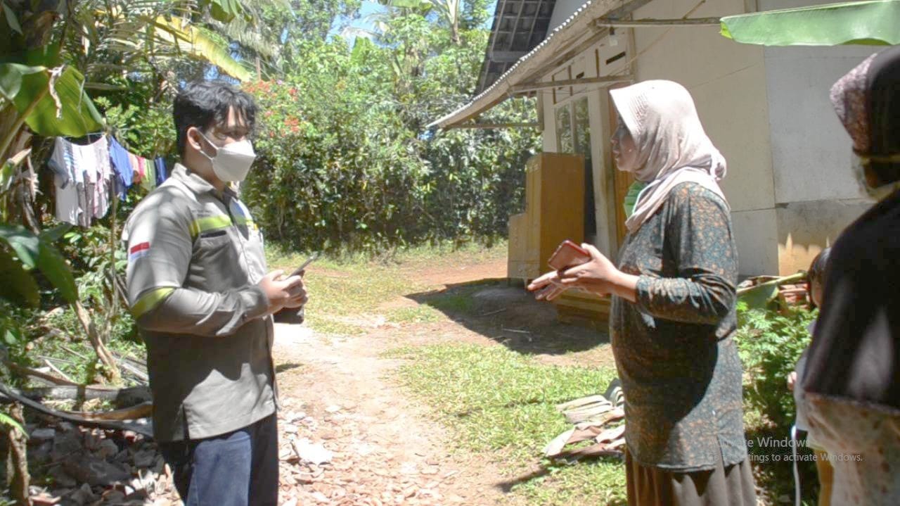 Mawapres ITS 2021 Kategori Sarjana Terapan, Rifqi Nadhif Arrafid, berbincang dengan warga setempat dalam melakukan penelusuran di Desa Wirotaman, Malang