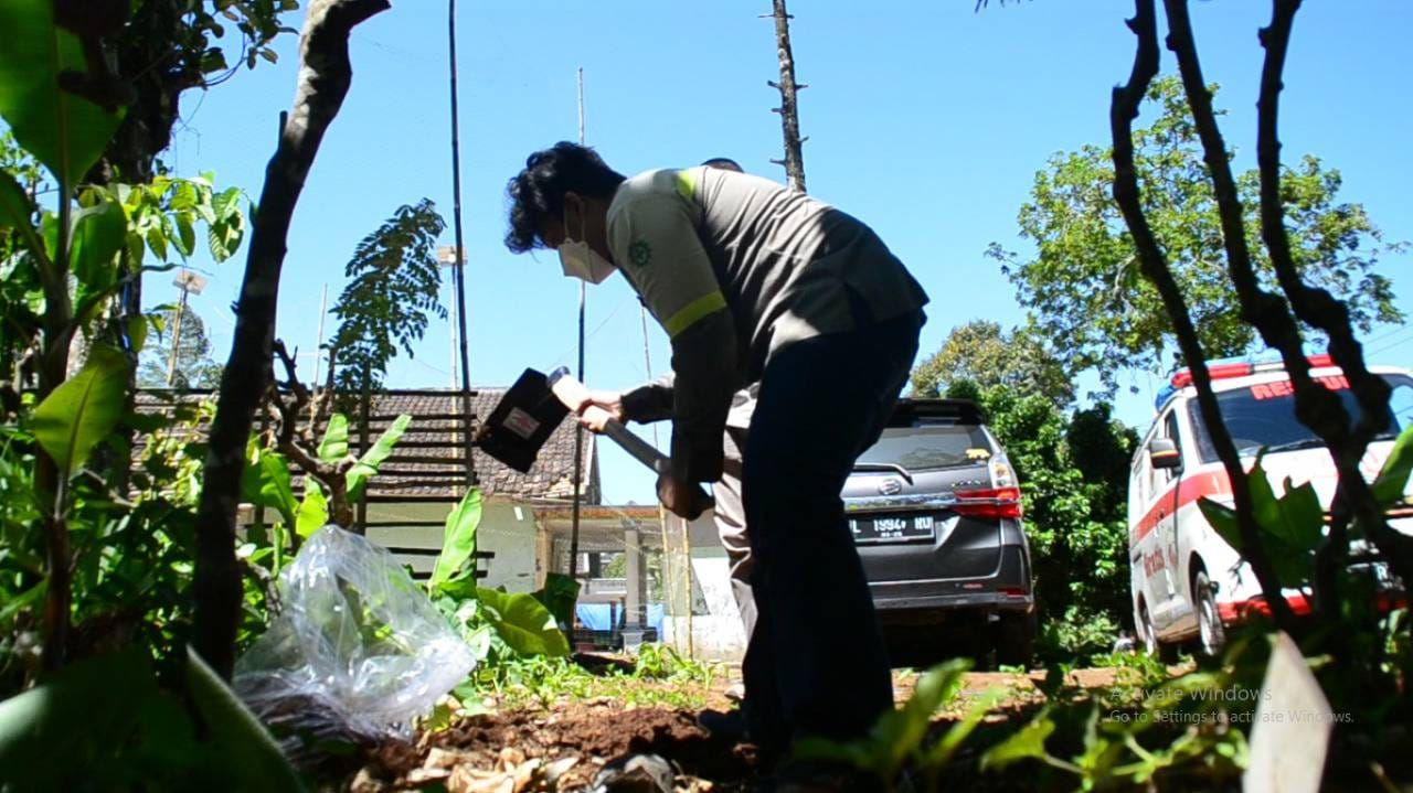Rifqi Nadhif Arrafid mengambil sampel tanah untuk dites di laboratorium DTIS ITS sebagai bahan material bangunan