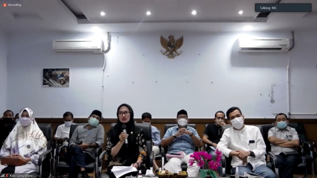 Bupati Luwu Utara Indah Putri Indriani (pegang mic) menyampaikan apresiasinya kepada ITS dalam jalinan kerja sama peningkatan SPBE