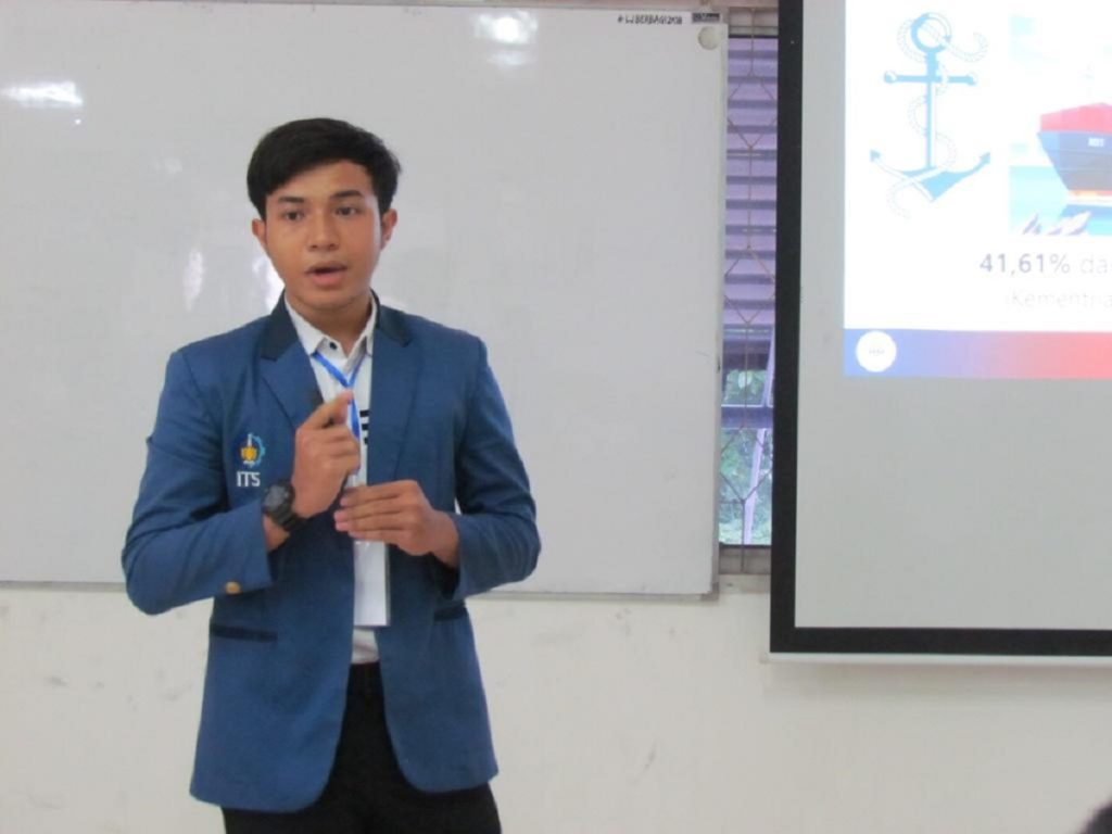 Muhammad Adrian Fadhilah when he was a speaker at an event