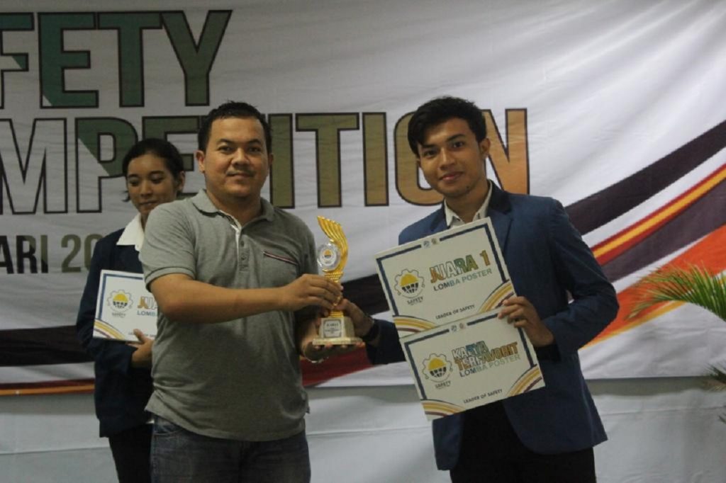 Muhammad Adrian Fadhilah (right) when he won the Safety Competition 2020