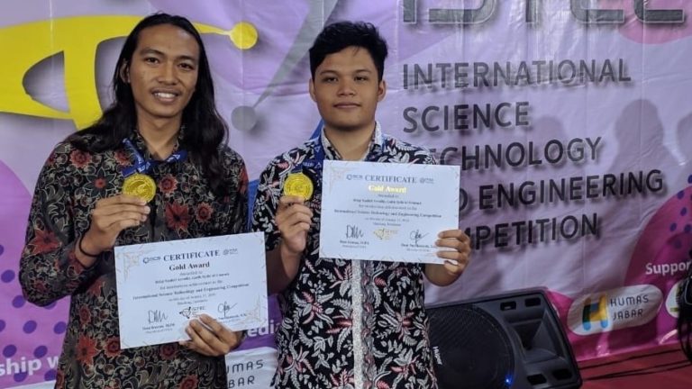 Rifqi Nadhif Arrafid (right) and Galih Syifa'ul Ummah when winning gold medals at the ISTEC 2020 event