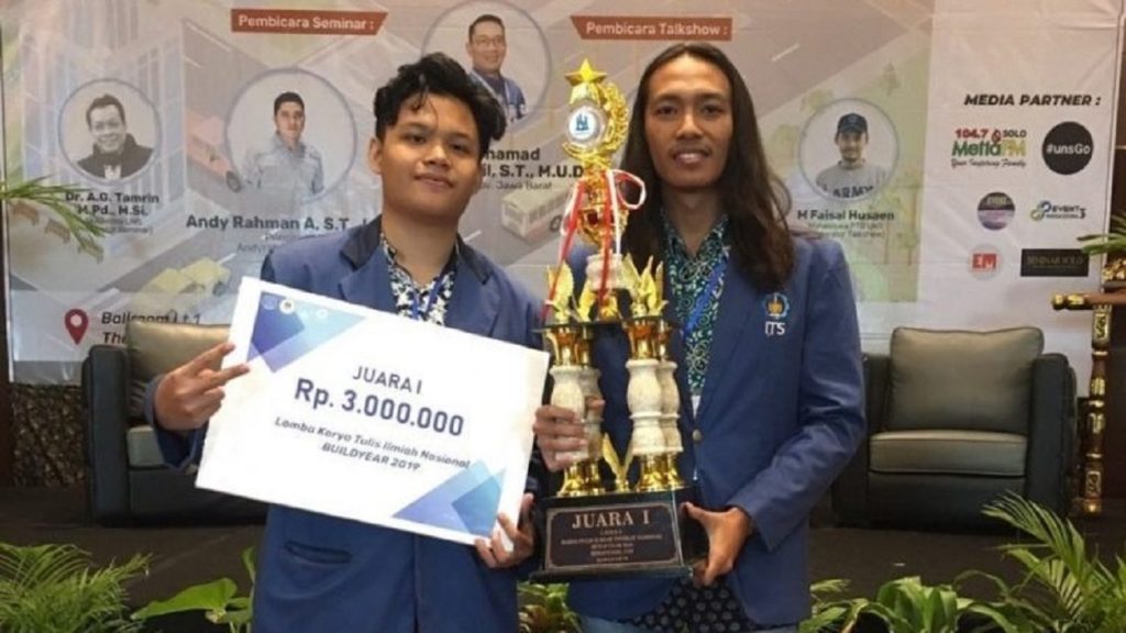 Rifqi Nadhif Arrafid (left) and Galih Syifa'ul Ummah received the award as the first winner of the 2019 BUILDYEAR National KTI Competition