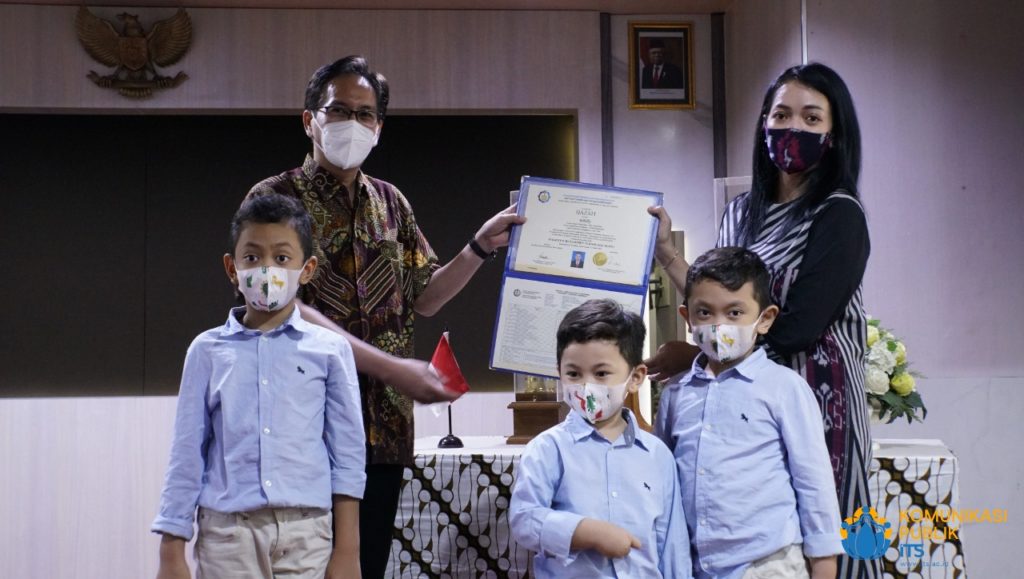 Penyerahan Ijazah Magister oleh Rektor ITS Prof Dr Ir Mochamad Ashari MEng (kiri) kepada Danny Fortune, istri Almarhum Letkol Whilly yang didampingi ketiga anaknya