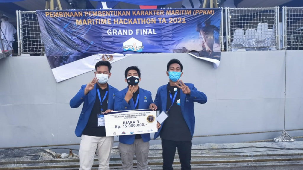 (dari kiri) Nur Muhammad ‘Ainul Yaqin, Barhan Akmal Falahudin, Abd. Wahid, anggota tim Garamin berfoto bersama ketika memenangkan Juara 3 pada ajang Hackathon Maritim 2021